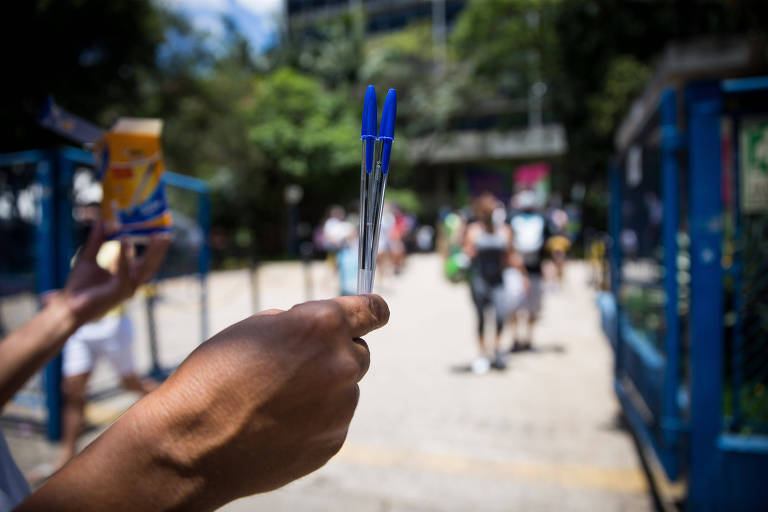 Vendedor de canetas em frente à Universidade São Judas Tadeu, na zona leste de São Paulo