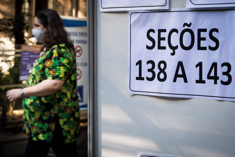 Movimentação de eleitores no Colégio Dante Alighieri, no bairro dos Jardins, em São Paulo