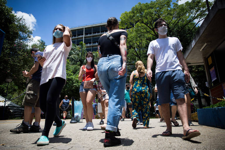 Movimentação de eleitores na Universidade São Judas Tadeu, na zona leste de São Paulo
