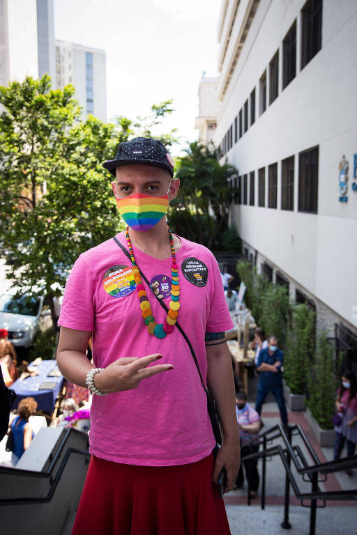 O eleitor Alexandre Attia, 35 preparado para votar na PUC, no bairro de  Perdizes, em São Paulo