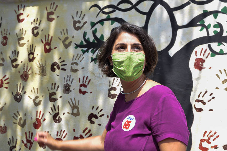 Manuela D'Ávila comparece na escola Santa Inês, em Porto Alegre, para votar nas eleições de 2020