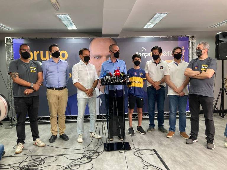 Bruno Covas em coletiva de imprensa no final da noite, ao lado do governador João Doria, e de seu filho