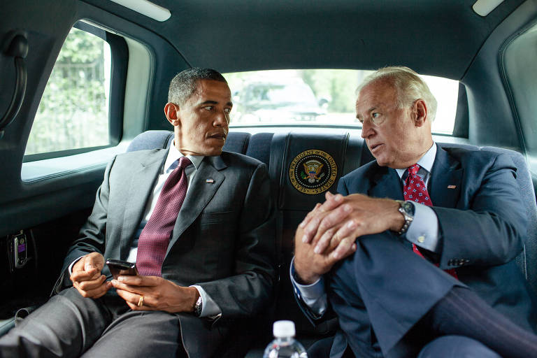 O então presidente Barack Obama e o vice, Joe Biden, conversam dentro do carro, em 2010.
