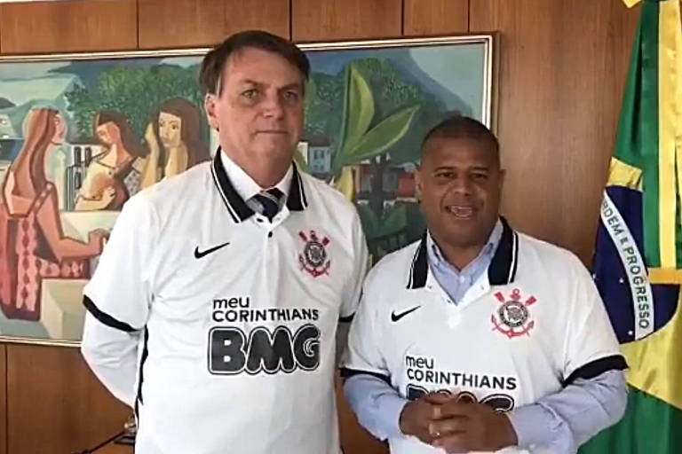 Presidente Jair Bolsonaro recebe o ex-jogador Marcelinho Carioca no Palácio da Alvorada, em Brasília (DF)