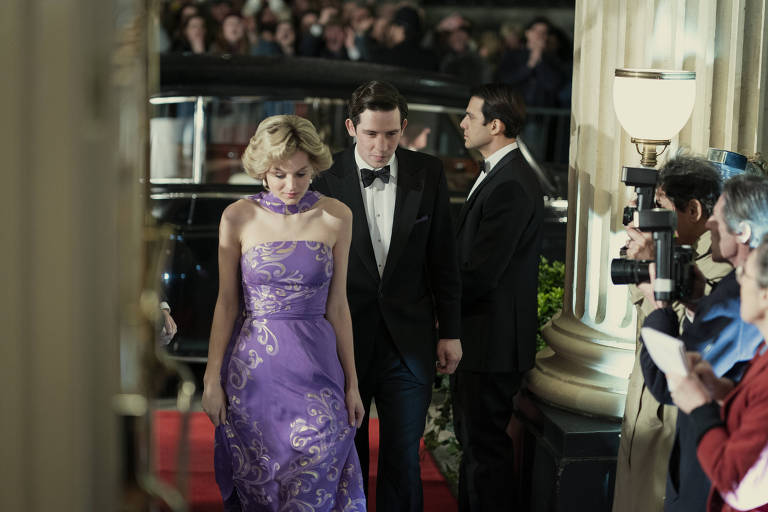 Emma Corrin (princesa Diana) e Josh O'Connor (príncipe Charles) na série "The Crown"