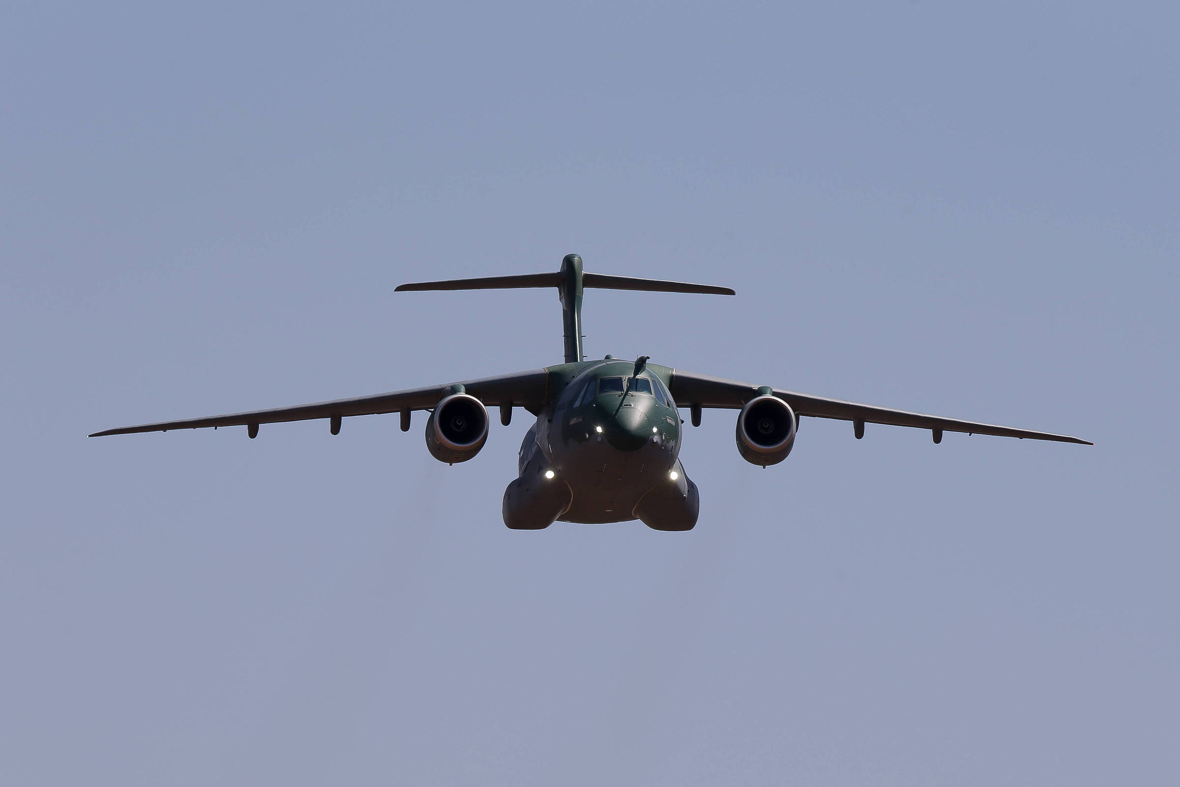 Embraer divulga imagens da entrega do 4º grande avião KC-390 do Brasil