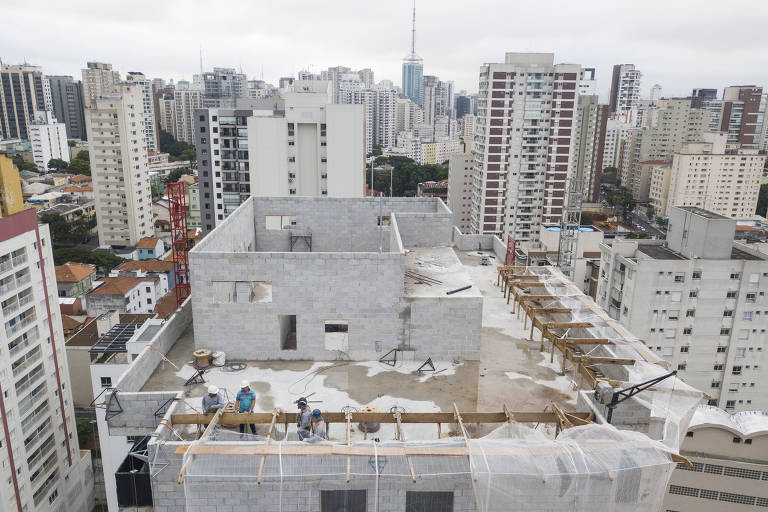 Prédios em construção na Vila Mariana, na zona sul de São Paulo; região foi recordista em novos empreendimentos residenciais verticais em 2020