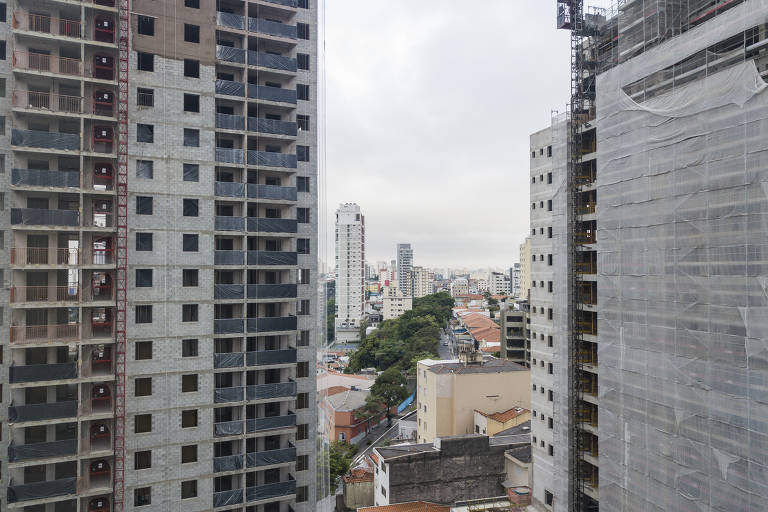 Prédios em construção na Vila Mariana, na zona sul de São Paulo; região foi recordista em novos empreendimentos residenciais verticais em 2020
