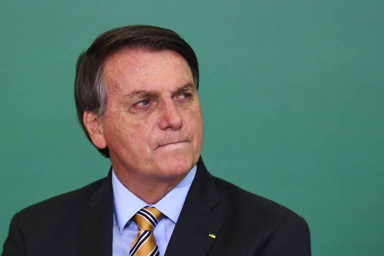 Sem máscara, o presidente Jair Bolsonaro participa de evento que comemora o aniversário de 54 anos da Embratur, no Palácio do Planalto, em Brasília