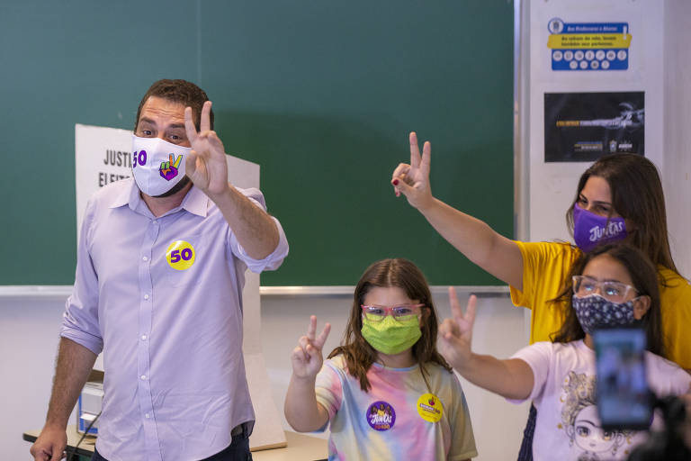Boulos vota com a família em Perdizes, zona oeste