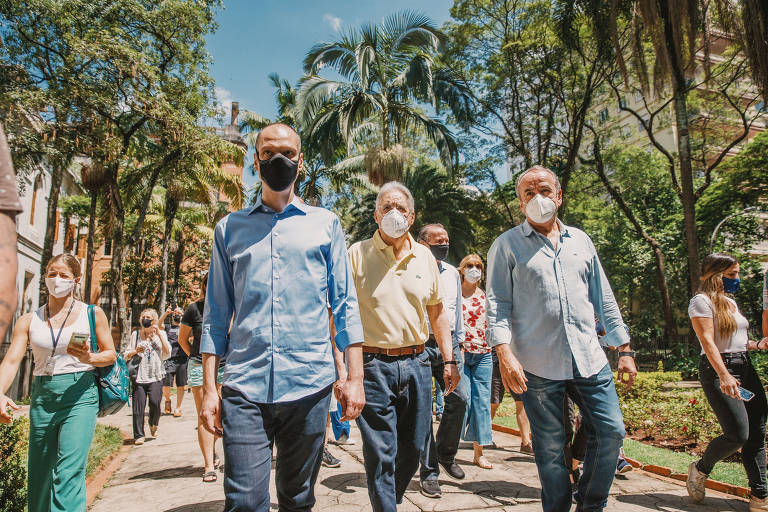 Fernando Henrique Cardoso vota acompanhado de Bruno Covas, no Colégio Sion, na avenida Higienópolis