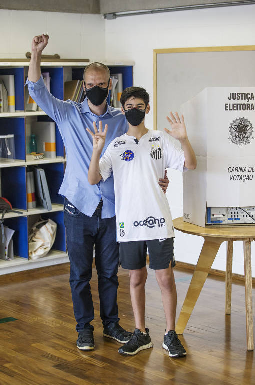 Apos votar, Covas posa ao lado do filho Tomas na Escola Vera Cruz, em Pinheiros