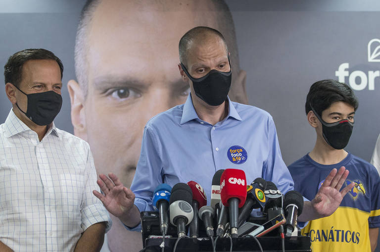 Bruno Covas durante coletiva de imprensa, ao lado do governador Joao Doria e de seus filho, Tomas