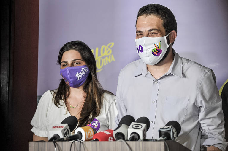 Candato do PSOL Guilherme Boulos fala com a imprensa em sua casa no bairro no Campo Limpo após ser confirmado no segundo turno das eleições municipais