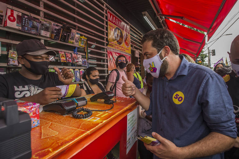 O candidato Guilherme Boulos faz caminhada pela avenida M Boi Mirim, acompanhado do Vereador Donatto, do PT 