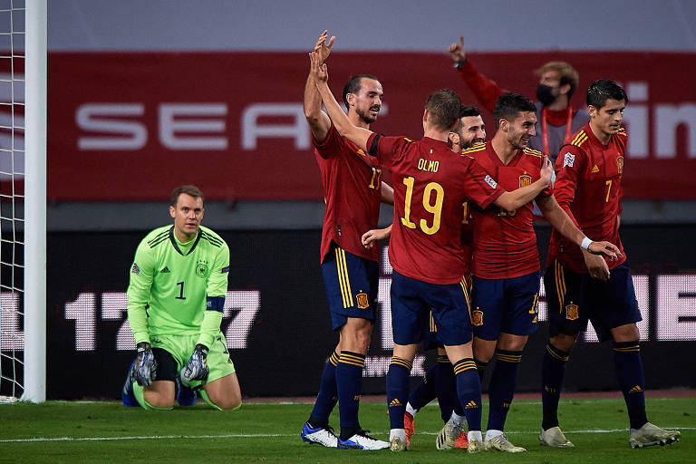 Jogadores da Espanha comemoram um dos seis gols que marcaram no goleiro alemão Neuer, de joelhos ao fundo
