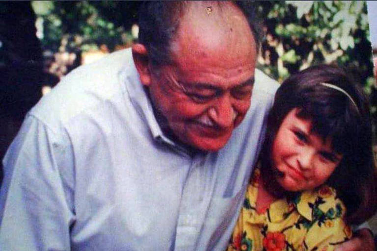 Miguel Arraes de Alencar foi um advogado, economista e político brasileiro e prefeito da cidade de Recife; na foto com sua neta Marília