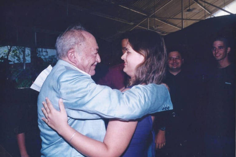 Miguel Arraes de Alencar foi um advogado, economista e político brasileiro e prefeito da cidade de Recife, na foto com sua neta Marília Arraes