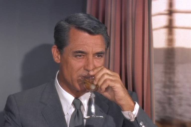 Cary Grant bebe o Gibson em "Intriga Internacional"