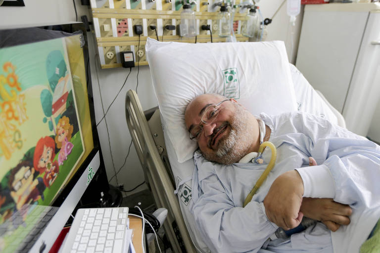 Paulo Henrique Machado, 47, em seu leito na UTI do Centro de Ortopedia e Traumatologia do HCFMUSP (Hospital das Clínicas da Faculdade de Medicina da Universidade de São Paulo)