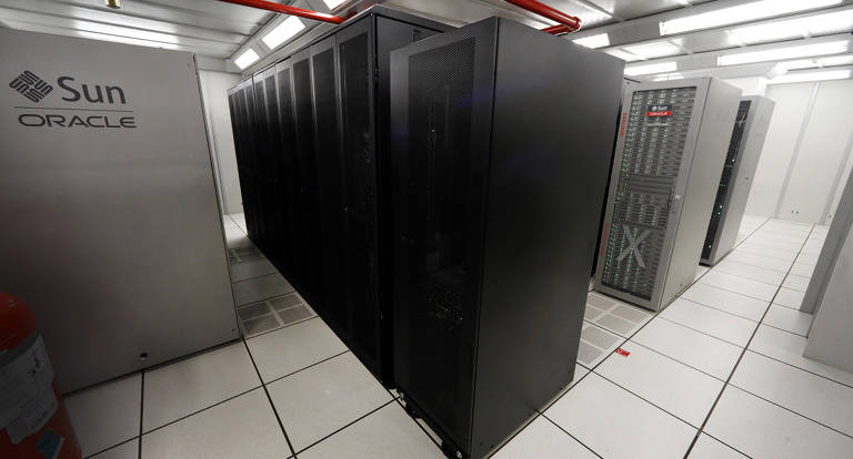 No domingo de eleições, o supercomputador recebeu e armazenou os dados eleitorais dos TREs, além de contar os votos que foram para um sistema de inteligência artificial. Porém, os dados se acumularam e foi necessário interromper o recebimento antes de começar a liberar o conteúdo