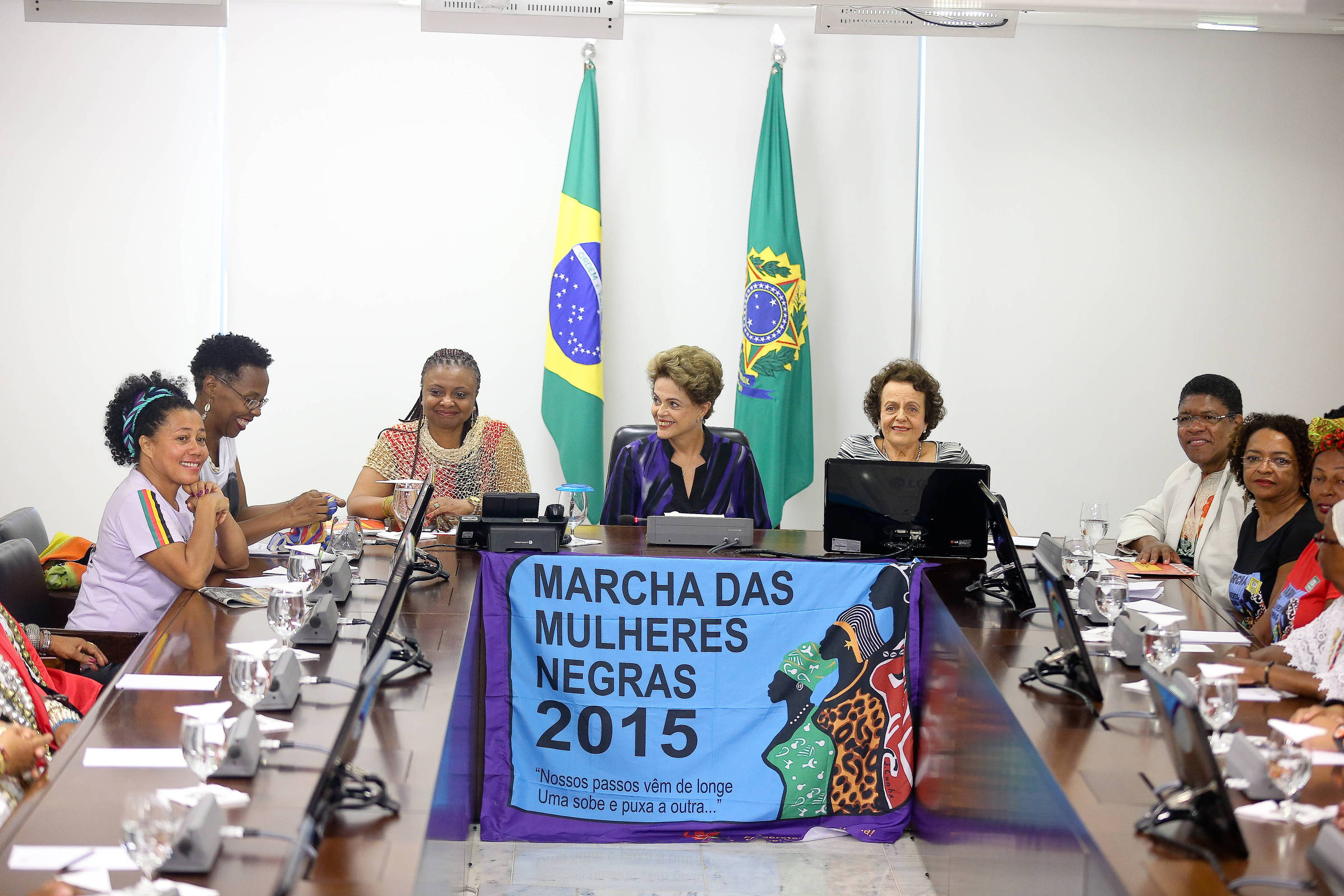 A então presidente Dilma Rousseff recebe as representantes da Marcha das Mulheres Negras