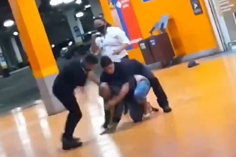 Images show violence against Beto Freitas at the Carrefour shop in Porto Alegre