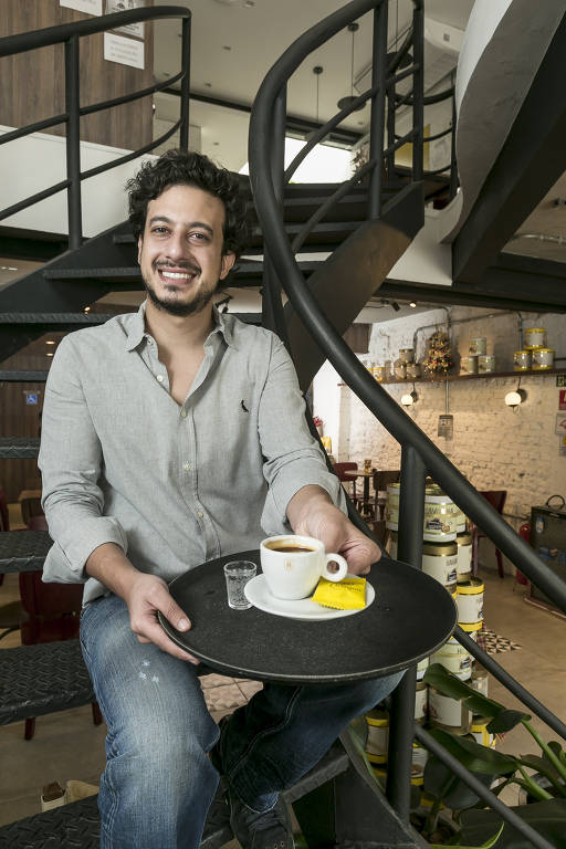 O empresário Paulo Zona, dono de franquia da Havanna da praça Vilaboim, em Higienópolis (região central); na semana da Black Friday, quem chegar à loja de manhã cedinho vai tomar café expresso de graça; a estratégia tem como objetivo recuperar o fluxo de clientes dentro das lojas e conquistar novos fregueses