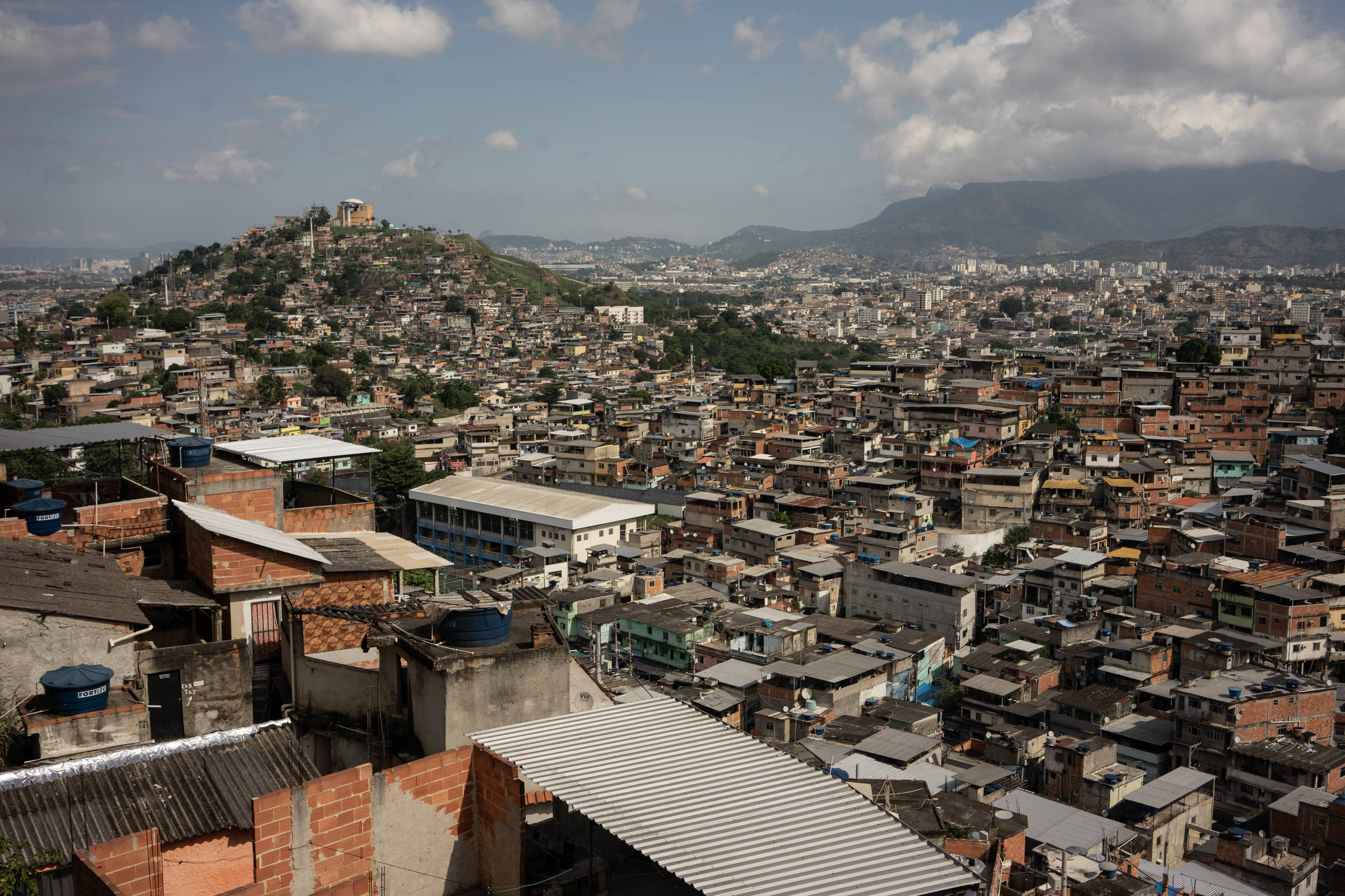 Estabelecimentos comerciais descumprem regras da Lei Cidade Limpa -  11/07/2023 - Cotidiano - Fotografia - Folha de S.Paulo