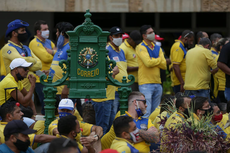 Trabalhadores dos Correios durante manifestação em frente à sede do órgão em Brasília