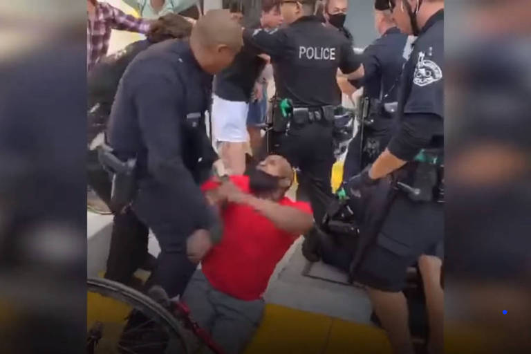 Cadeirante, Joshua Wilson foi agredido pela polícia durante protesto em Los Angeles em reação ao assassinato de George Floyd, em julho