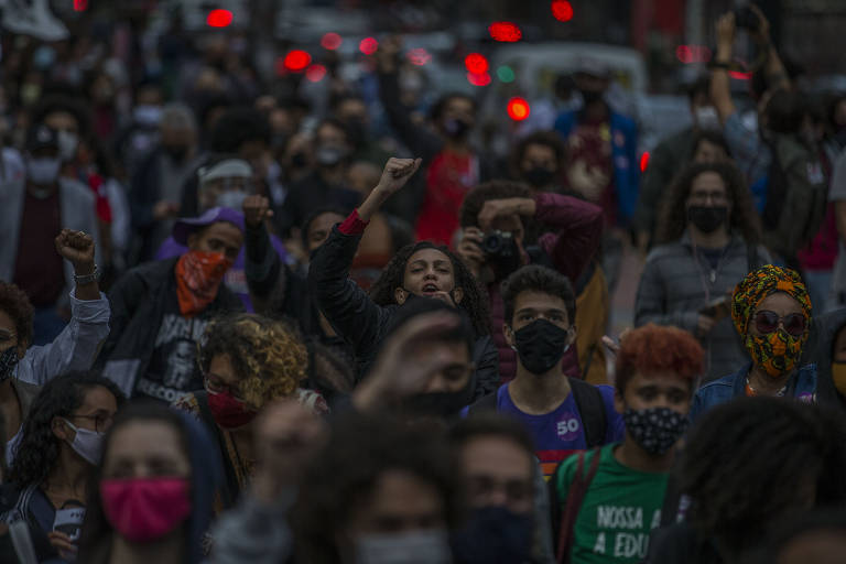 Marcha faz protesto contra o assassinato de João Alberto Silveira Freitas, que foi espancado até a morte no estacionamento do Carrefour de Porto Alegre