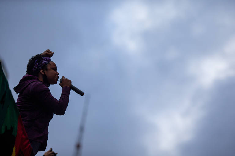Manifestante durante marcha pelo dia da Consciência Negra, em São Paulo