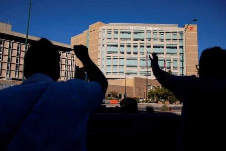 Moradores rezam em frente ao hospital de El Paso
