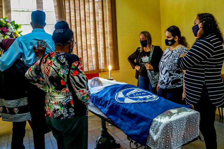 Parentes e amigos no funeral de João Alberto Silveira Freitas