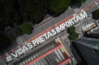 Manifestantes pintam frase #vidaspretasimportam na av.Paulista