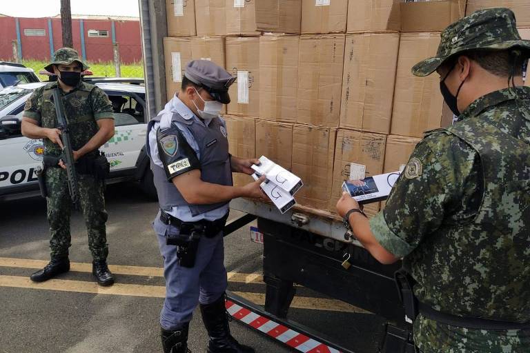 Polícia prende quatro pessoas com 700 caixas de cigarros no interior de SP