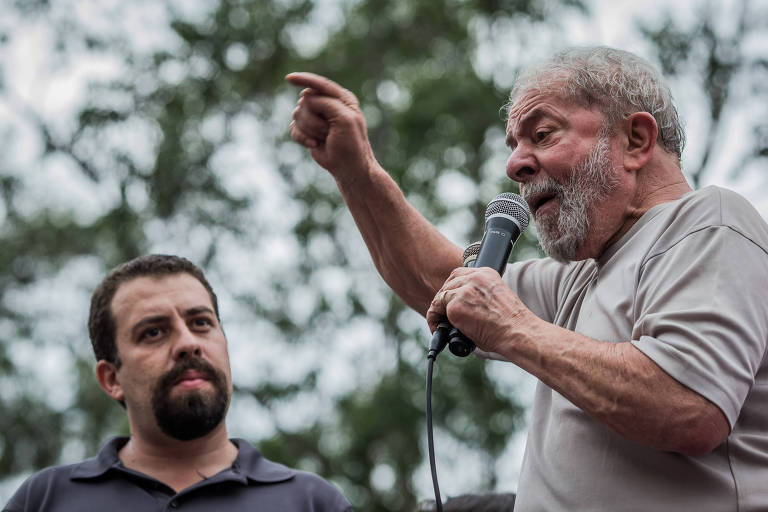 Lula e Guilherme Boulos durante visita a acampamento do MTST em São Bernardo do Campo, em 2017