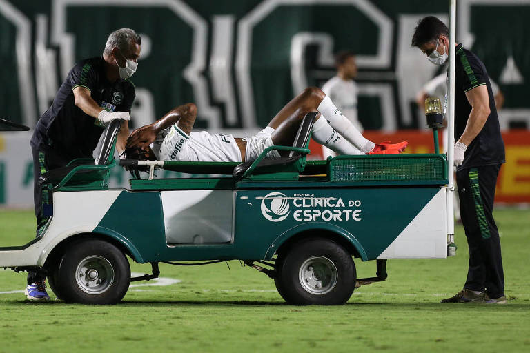 Luiz Adriano, do Palmeiras, sai de campo lesionado em partida contra o Goiás