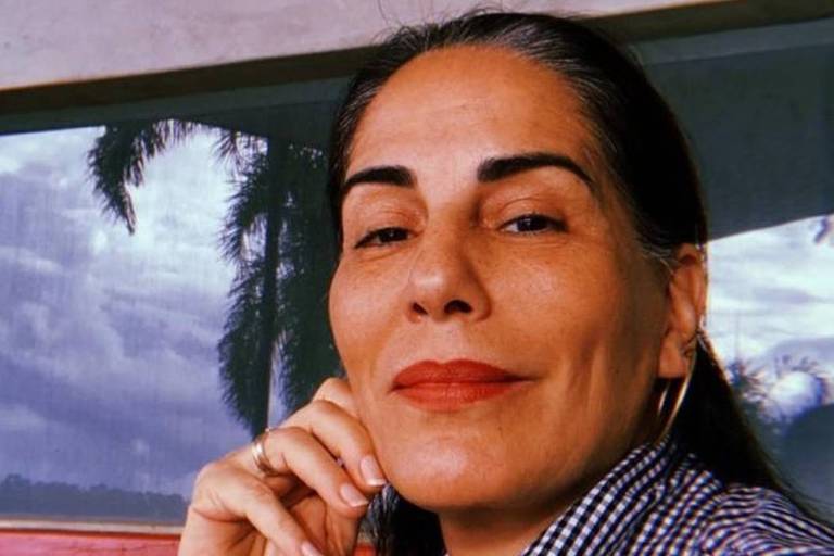 Gloria Pires fala sobre sexo aos 57 e assume cabelos brancos