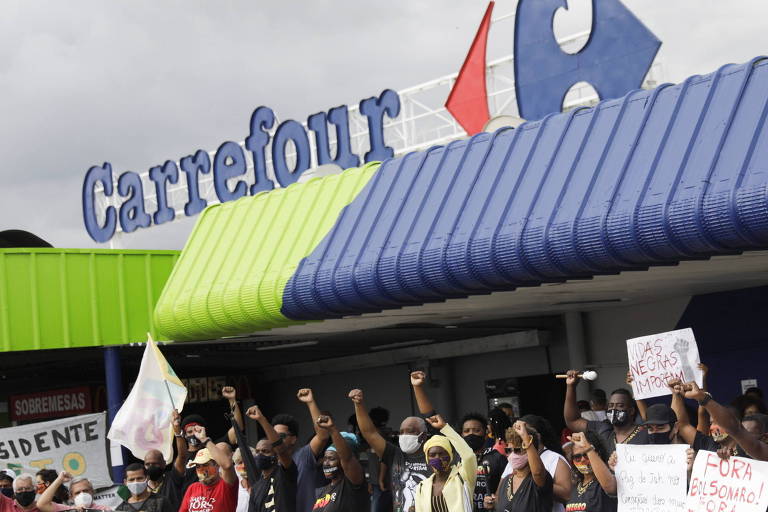 Manifestantes em frente a uma loja do Carrefour, em São Gonçalo (RJ), após morte de João Alberto Silveira em um mercado da rede em Porto Alegre (RS)