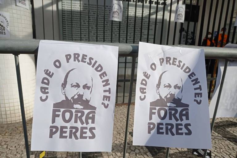 Cartazes com os dizeres "Cadê o presidente? Fora Peres" contra o presidente afastado do Santos