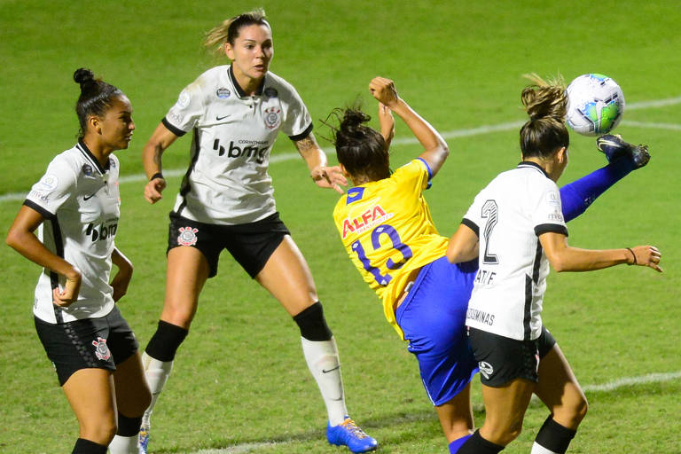 Jogadoras de Corinthians e Avaí-Kindermann disputam bola no primeiro jogo da final do Campeonato Brasileiro feminino, que terminou 0 a 0 