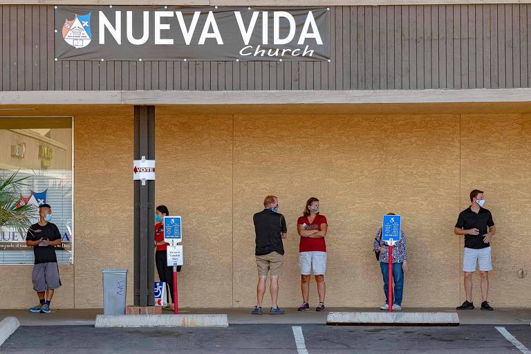 Eleitores fazem fila para votar em Scottsdale, no Arizona