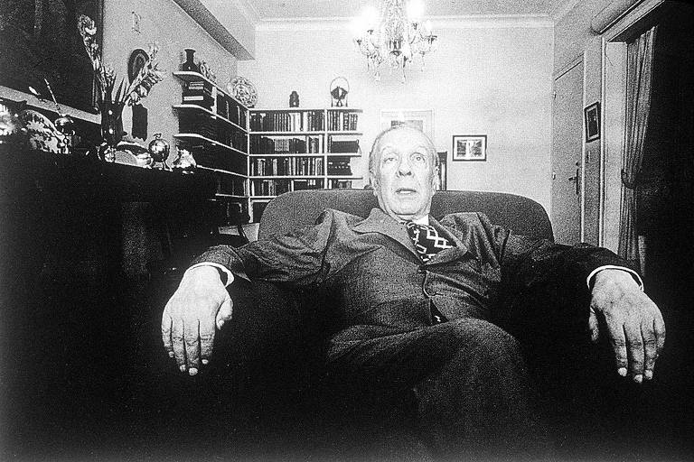 O escritor argentino Jorge Luis Borges (1899-1986) em sua casa