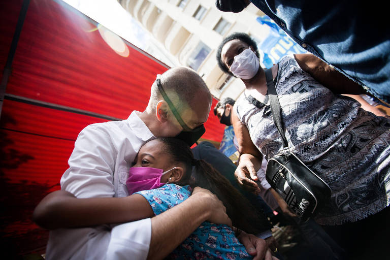 Covas, candidato do PSDB, em caminhada pelo comércio da Liberdade, região central de São Paulo