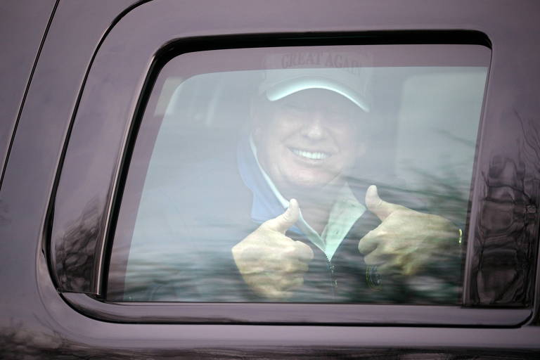 O presidente americano, Donald Trump, deixa clube de golfe na Virgínia