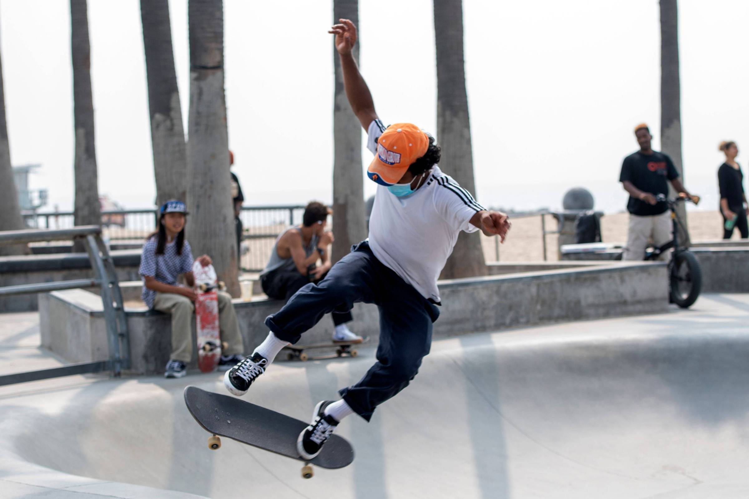 Um curso gratuito de skate para crianças no skatepark de