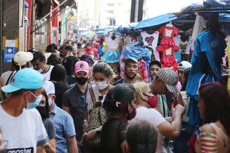 Vendas de Natal aumentam fluxo de pessoas nas ruas de comércio popular da capital