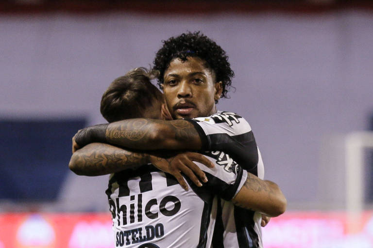 Marinho abraça Soteldo em comemoração após gol do Santos contra a LDU
